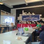 Foto kegiatan Makassar – Koordinator Komisariat (Korkom) Ikatan Mahasiswa Muhammadiyah (IMM) Universitas Hasanuddin bekerja sama dengan Republik Institute dan JPPR SulSel menyelenggarakan diskusi publik bertajuk "Pilkada oleh DPRD: Menakar Arah dan Masa Depan Demokrasi Elektoral di Indonesia". Kegiatan ini dilaksanakan pada Selasa, 10 Februari 2026, bertempat di D'Original Resto & Cafe, Jl. Bumi Tamalanrea Permai (BTP). Diskusi ini menghadirkan beragam narasumber kompeten untuk membedah isu mekanisme pemilihan kepala daerah. Para pemateri yang hadir mencakup unsur penyelenggara yakni Komisioner KPU SulSel dan Komisioner Bawaslu SulSel, unsur legislatif dari Anggota DPRD SulSel, serta perspektif dari Akademisi Unhas dan Korwil JPPR SulSel. Ketua Korkom IMM Unhas, Engki Fatiawan, dalam sambutannya menyatakan bahwa kegiatan ini merupakan wadah untuk menelaah secara kritis arah demokrasi di Indonesia. Selain paparan materi, forum ini juga melibatkan sejumlah penanggap ahli dari Direktur LPSD, Direktur Polinet, hingga Ketua LHKP PWM SulSel untuk memperdalam analisis. Akademisi Unhas, Fajlurrahman Jurdi mengatakan bahwa jika pilkada dilakukan oleh DPRD, maka sejatinya kedaulatan rakyat telah diambil. Padahal DPRD dipilih oleh rakyat untuk dipinjamkan kedaulatannya dalam menata daerah. Bukan malah mengambil pinjaman kedaulatan tersebut, tutup Jurdi. Melalui kegiatan ini, penyelenggara mengundang berbagai lembaga mitra, termasuk LSKP, untuk ikut berpartisipasi memberikan kontribusi pemikiran dalam menyikapi wacana perubahan mekanisme Pilkada di tanah air.